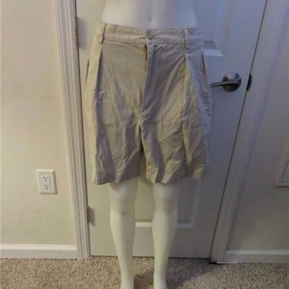 FACONNABLE KHAKI PLEATED FRONT SHORTS SIZE 36/46
